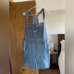 Levi’s size L denim overalls!